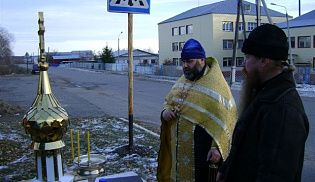 Поднятие купола на строящуюся часовню в с. Первомайское Батыревского района