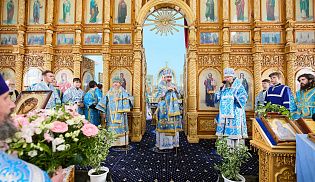 Епископ Алатырский и Порецкий Феодосий в праздник иконы Божией Матери "Всех скорбящих Радость" сослужил за Божественной литургией митрополиту Чебоксарскому и Чувашскому Савватию в храме в честь иконы Божией Матери "Всех скорбящих Радость" города Канаш