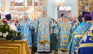 Епископ Алатырский и Порецкий Феодосий в праздник иконы Божией Матери "Всех скорбящих Радость" сослужил за Божественной литургией митрополиту Чебоксарскому и Чувашскому Савватию в храме в честь иконы Божией Матери "Всех скорбящих Радость" города Канаш