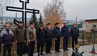 В Алатыре состоялось торжественное мероприятие по случаю 329-летия ВМФ с участием настоятеля Иверского кафедрального храма