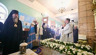 В пятидесятую годовщину преставления архиепископа Вениамина (Новицкого) на могиле архипастыря совершена заупокойная лития