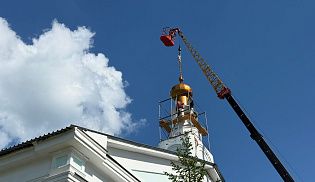Свято-Троицкий собор в селе Порецкое увенчан куполом и Честным Крестом Христовым