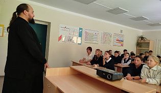 Ответственный за молодёжную работу в Батыревском благочинии провел встречи в школах  
