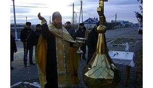Поднятие купола на строящуюся часовню в с. Первомайское Батыревского района