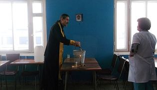 28 января настоятель храма в честь Иверской иконы Божией Матери иерей Олег Востриков освятил Центральную больницу г.Алатыря