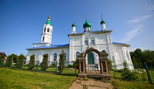 Управляющий Алатырской епархией сослужил митроплиту Чебоксарскому и Чувашскому Савватию за Божественной Литургией в храме Святой Троицы села Большой Сундырь