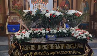 В Великую Пятницу, епископ Алатырский и Порецкий Феодор совершил вечерню с выносом Святой Плащаницы в храме в честь Иверской иконы Божией Матери г. Алатырь