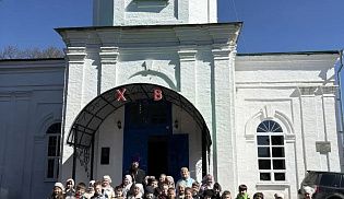 В Светлый четверг в Кресто-Воздвиженском храме встречали школьников 