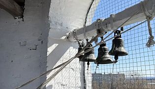 В Светлый четверг в Кресто-Воздвиженском храме встречали школьников 