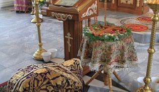 Божественная литургия в день праздника Происхождения (изнесения) честных древ Животворящего Креста Господня