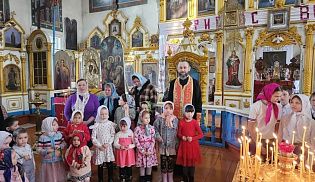 Дети села Хормалы поздравили прихожан с Пасхой