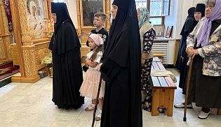 Епископ Череповецкий Игнатий возглавил служение Божественной Литургии в Киево-Никольском монастыре