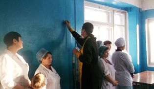 28 января настоятель храма в честь Иверской иконы Божией Матери иерей Олег Востриков освятил Центральную больницу г.Алатыря