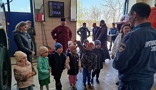 Воспитанники детского сада «Центральный» вместе с руководителями епархиальных отделов посетили пожарную часть №26 села Батырево
