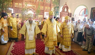 Управляющий Алатырской епархией сослужил митроплиту Чебоксарскому и Чувашскому Савватию за Божественной Литургией в храме Святой Троицы села Большой Сундырь