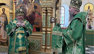 Епископ Алатырский и Батыревский Феодосий в праздник Святой Троицы сослужил за Божественной Литургией епископу Канашскому и Беловолжскому Стефану в Свято-Троицком мужском монастыре города Алатырь