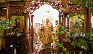 Управляющий Алатырской епархией сослужил митроплиту Чебоксарскому и Чувашскому Савватию за Божественной Литургией в храме Святой Троицы села Большой Сундырь
