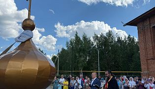 Свято-Троицкий собор в селе Порецкое увенчан куполом и Честным Крестом Христовым
