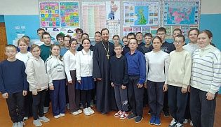 Святочные традиции: в Староайбесинской школе прошла встреча со священником