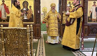 Управляющий Алатырской епархией в Неделю 20-ю по Пятидесятнице совершил Божественную Литургию в Свято-Троицком мужском монастыре города Алатырь