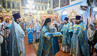 Управляющий Алатырской епархией в праздник Казанской иконы Божией Матери сослужил за Божественной Литургией митрополиту Чебоксарскому и Чувашскому Савватию в Казанском храме села Алтышево